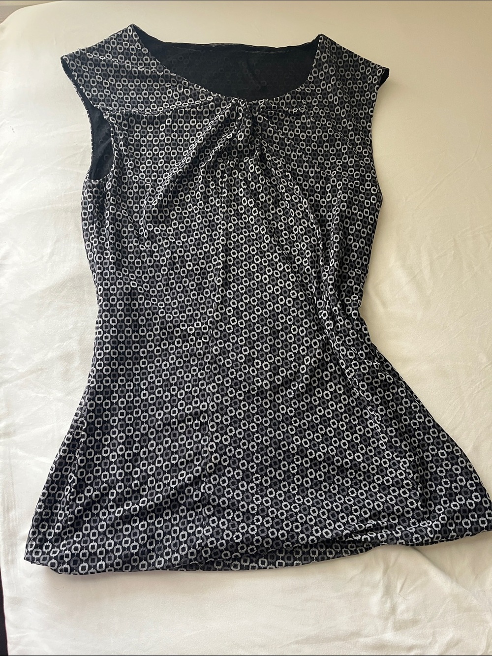 Sleeveless Geometric Print Women’s Top - Black & White